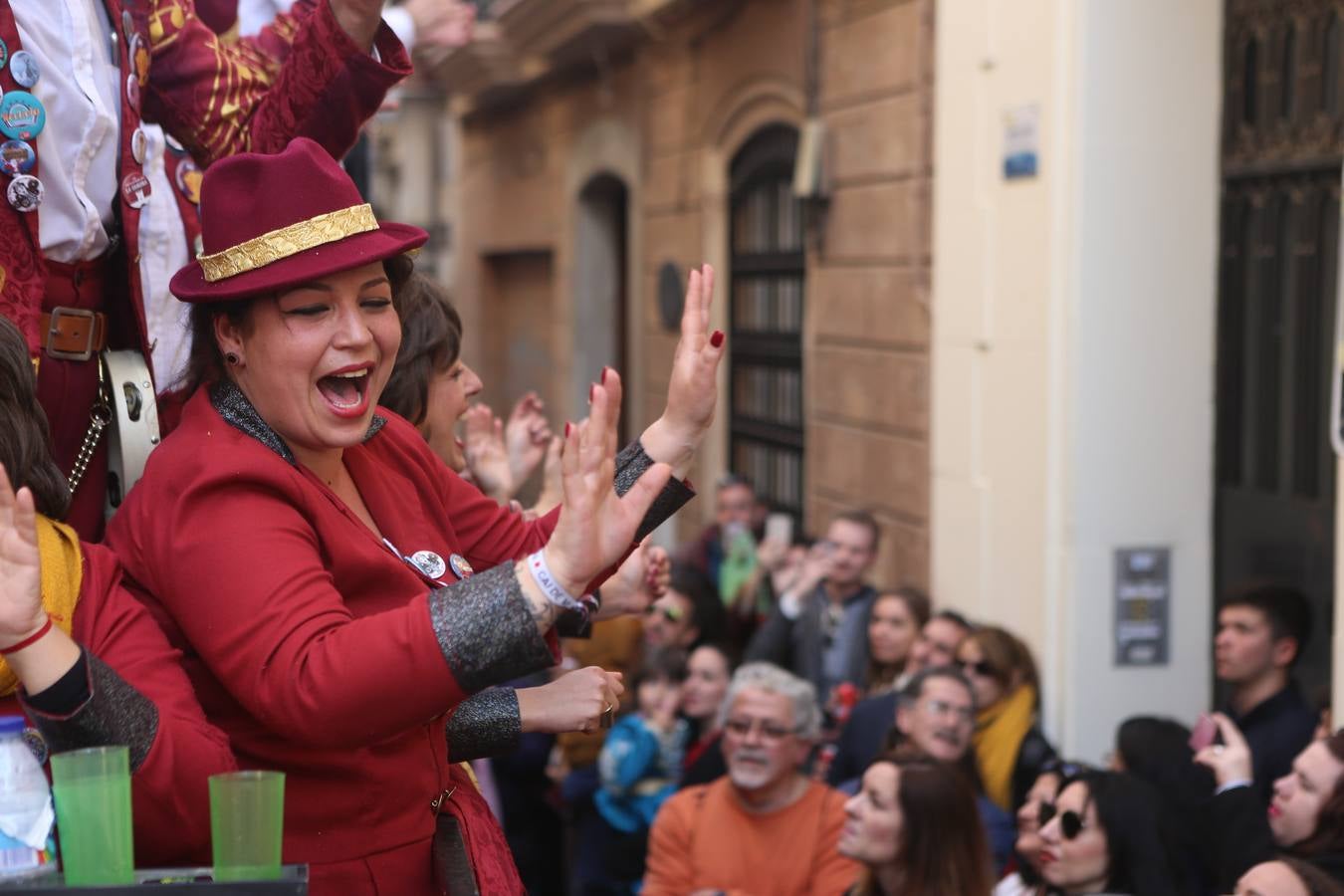 Coros e ilegales animan el Domingo de Piñata