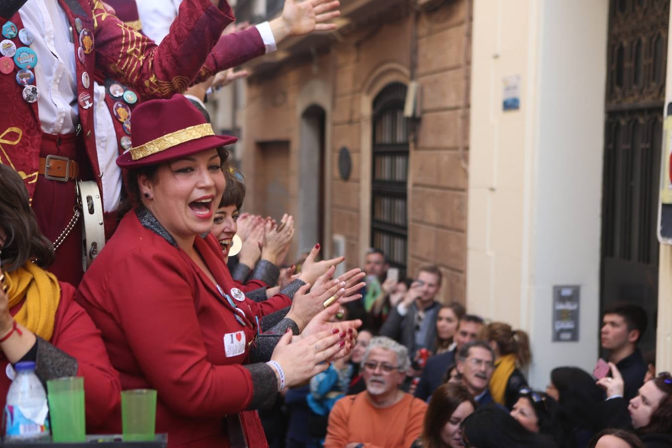 Coros e ilegales animan el Domingo de Piñata