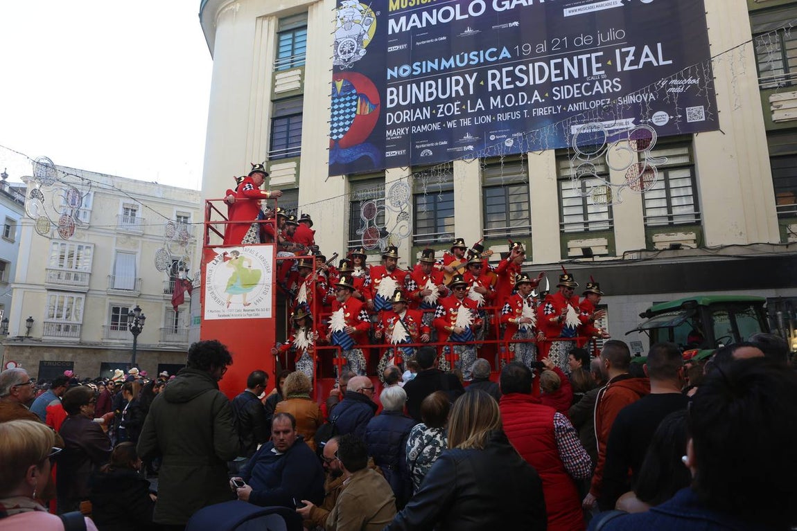 Coros e ilegales animan el Domingo de Piñata