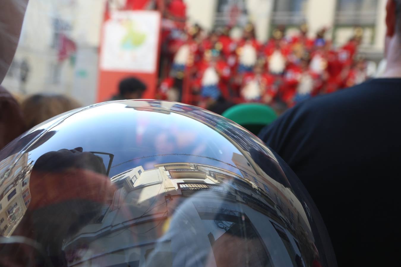 Coros e ilegales animan el Domingo de Piñata