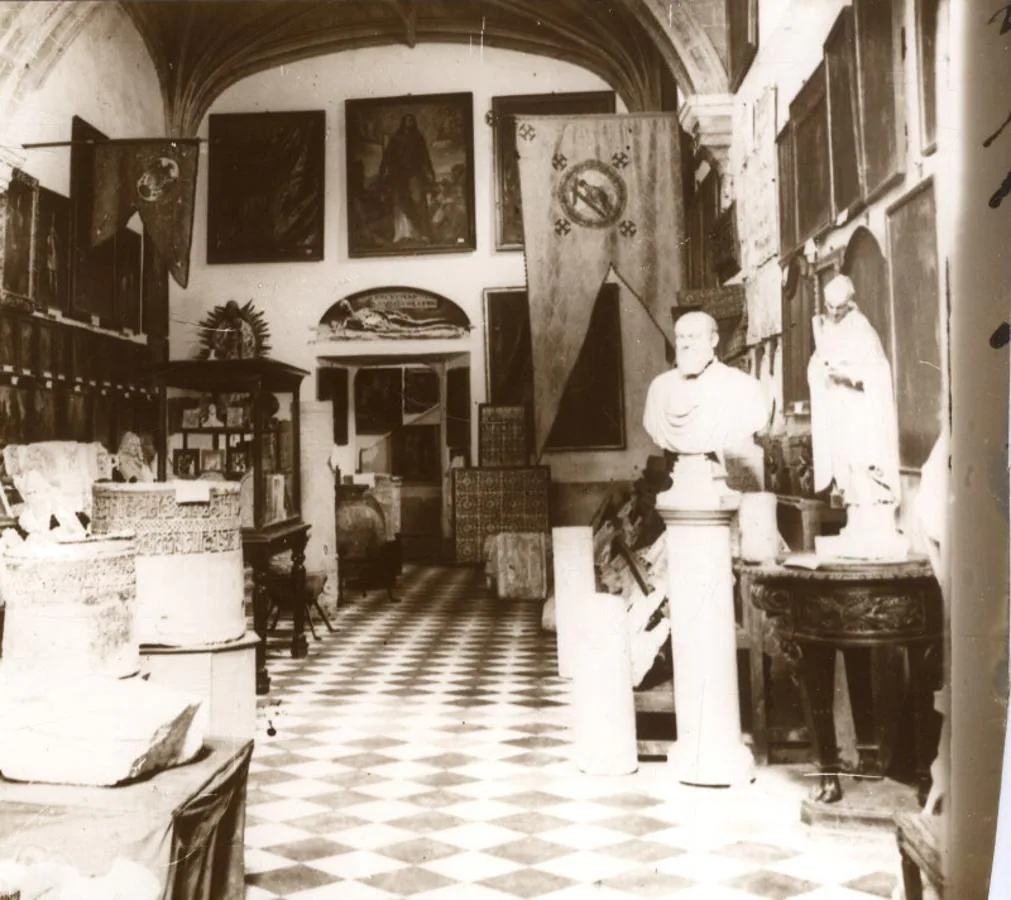 Primera sala del Museo Provincial en San Juan de los Reyes. Archivo Municipal de Toledo. Fondo Luis Alba. 