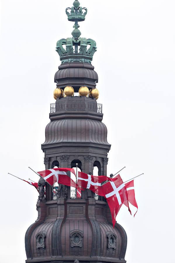 La Casa Real ha respetado su deseo de no ser enterrado en la catedral de Roskilde (este de Dinamarca), rompiendo la tradición centenaria de que los monarcas y sus cónyuges descansen allí, una decisión que obedece a su insatisfacción por no recibir el título de rey consorte. 