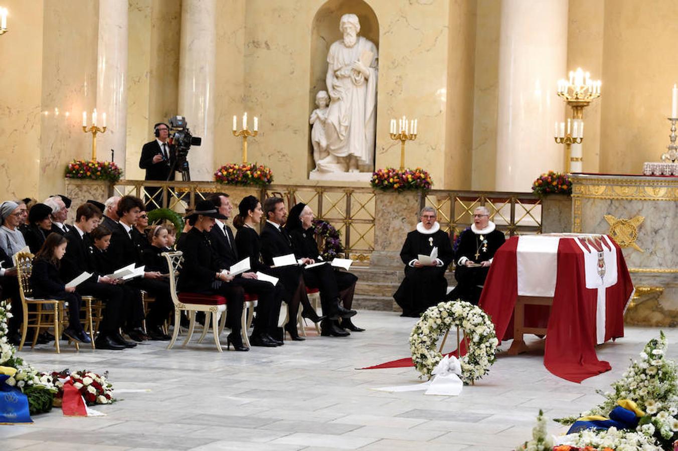 En la iglesia de Christiansborg, que aeste lunes acogió una ceremonia para 200 invitados, se instaló entre el sábado y el lunes la capilla ardiente, abierta 15 horas en total y que, según cálculos de las autoridades, ha sido visitada por algo más de 19.000 personas. Antes del funeral el Parlamento danés celebró un acto en recuerdo del príncipe consorte, al que también asistió el primer ministro, Lars Løkke Rasmussen. 