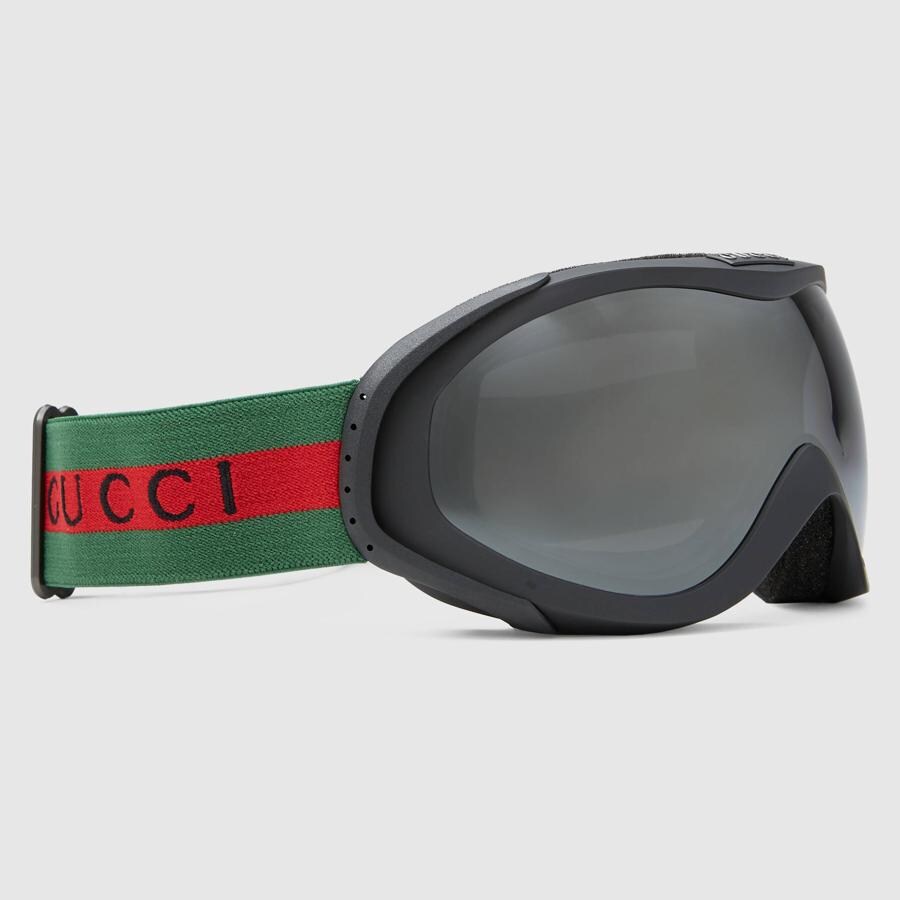 Gafas de esquí con logotipo de Gucci y detalle de tribanda . (Precio: 130 euros)