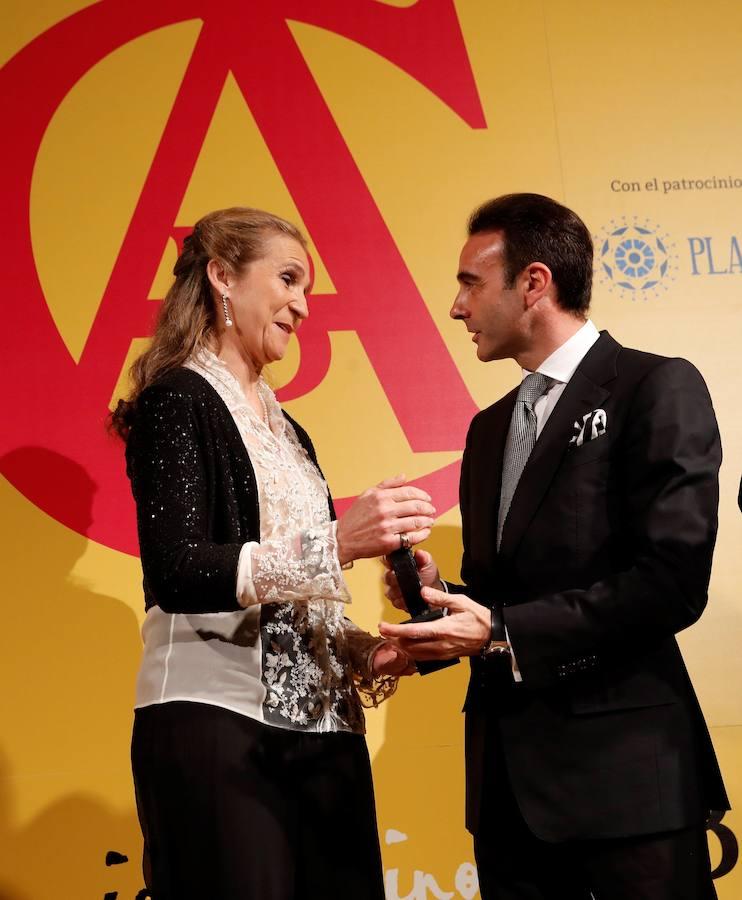 La infanta Elena recibe el Premio Taurino ABC, en su décima edición, de manos del diestro Enrique Ponce.. 