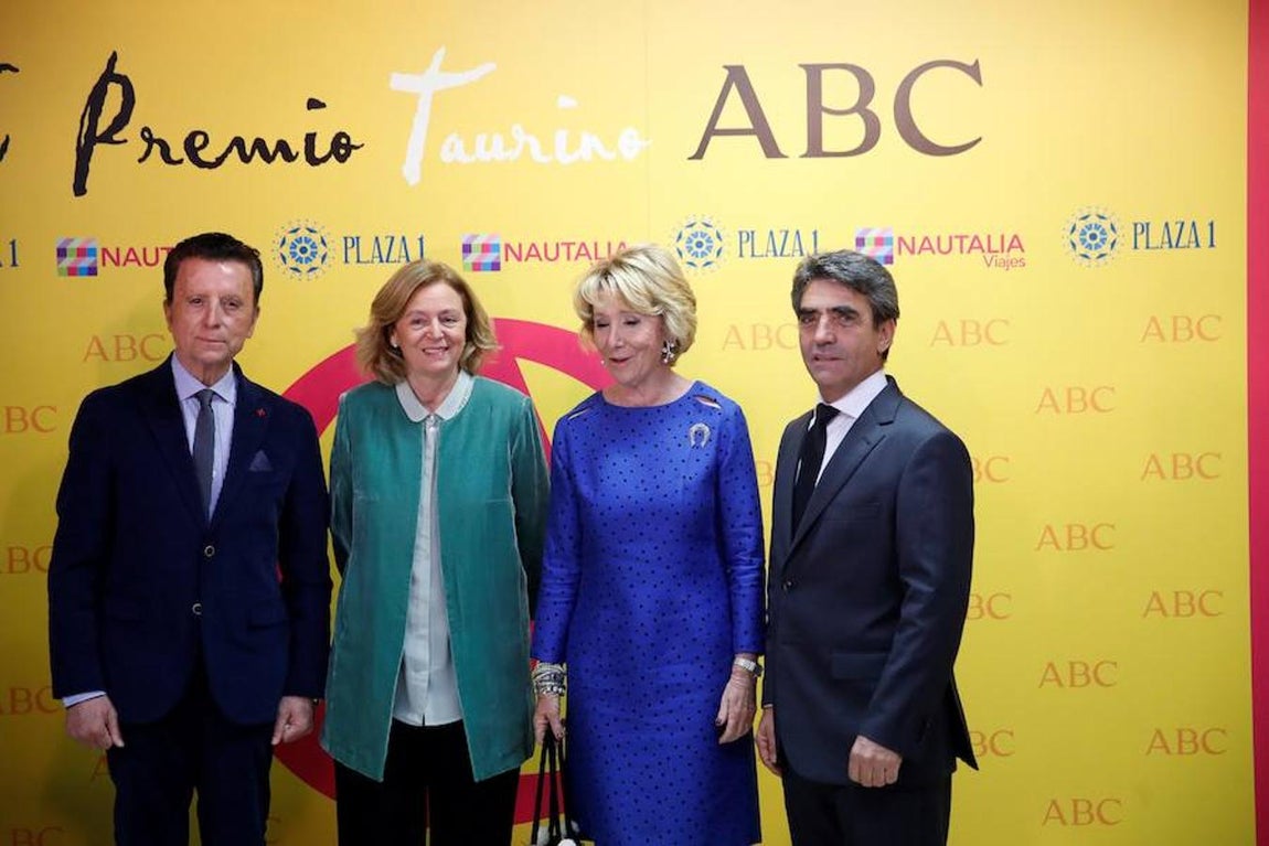 El diestro Ortega Cano (izda), la presidenta de ABC Catalina Luca de Tena (2 izda); la expresidenta de la Comunidad de Madrid, Esperanza Aguirre, y el ganadero Victorino Martín, posan a su llegada a la entrega del X Premio Taurino ABC; otorgado a la infanta Elena.. 