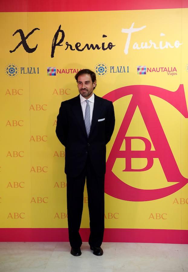 El diestro Miguel Báez «El Litri» posa a su llegada a la entrega del X Premio Taurino ABC, otorgado a la infanta Elena.. 