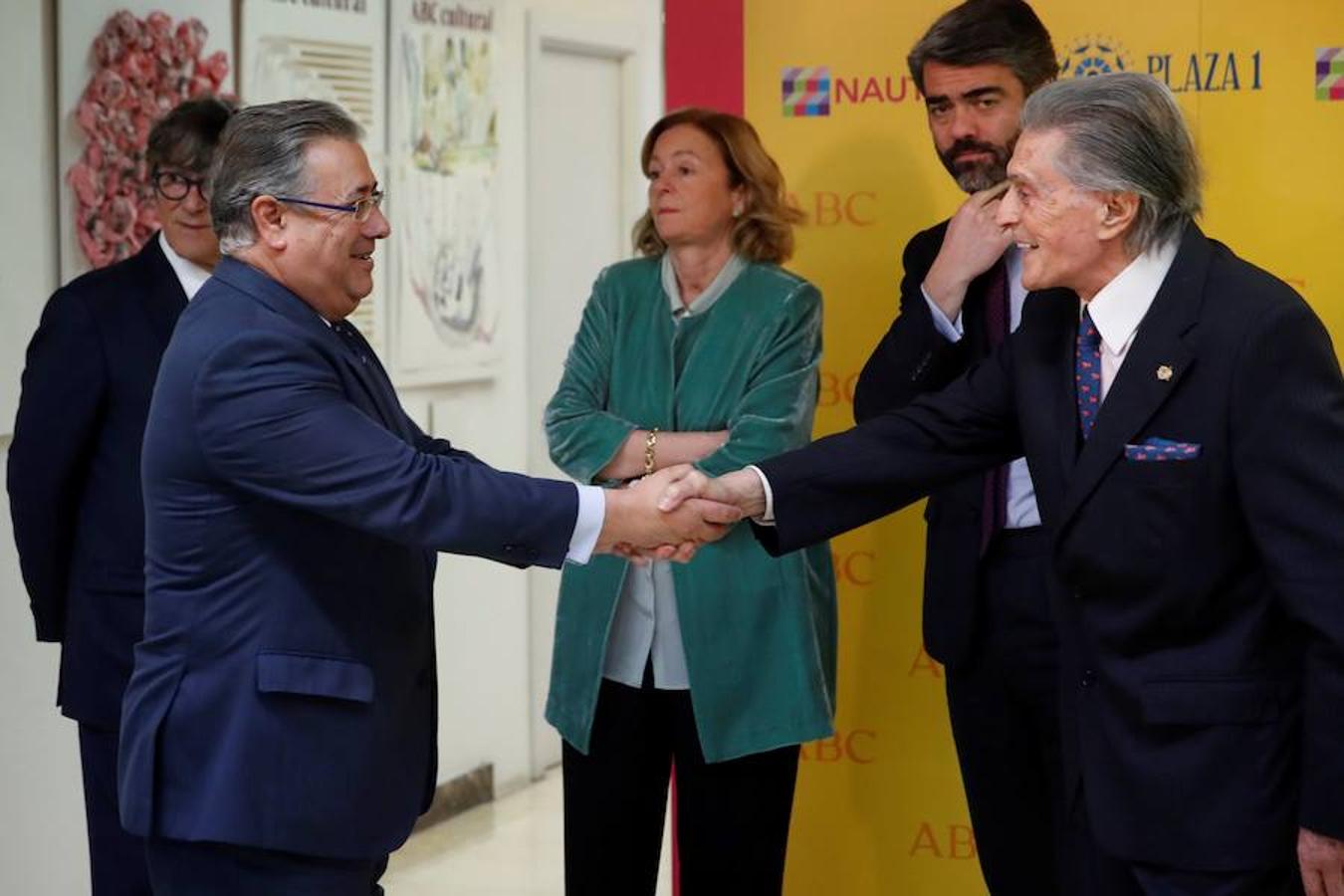 El ministro del Interior Juan Ignacio Zoido (izda) saluda al diestro Jaime Ostosa su llegada a la entrega del X Premio Taurino ABC, otorgado a la infanta Elena.. 