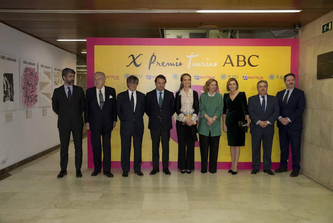 De izda a dcha: Luis Enríquez, Santiago Ybarra; Simón Casas, Rafael García Garrido, la Infanta Elena, ganadora del X Premio Taurino ABC (centro) junto a Catalina Luca de Tena, María Dolores de Cospedal, Juan Ignacio Zoido y Bieto Rubido. 