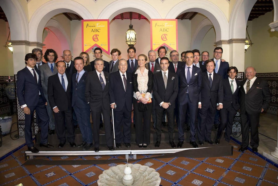 El mundo del toro, posa junto a la Infanta Elena, ganadora del X Premio Taurino ABC. En primer plano, de izquierda a derecha, Andrés Roca Rey, Curro Romero, Ortega Cano, Jaime Ostos, Victoriano Valencia, Enrique Ponce, El Cid, Curro Vázquez, Diego Ventura y Álvaro Domecq; en la fila superior, Roberto Domínguez, Morante de la Puebla, Pablo Lozano, Cristina Sánchez, Alberto López Simón, Román, Posada de Maravillas, Espartaco, Eduardo Dávila Miura, Sancho Dávila, El Litri, Leonardo Hernández, Andrés Caballero y Rui Bento Vasques. 
