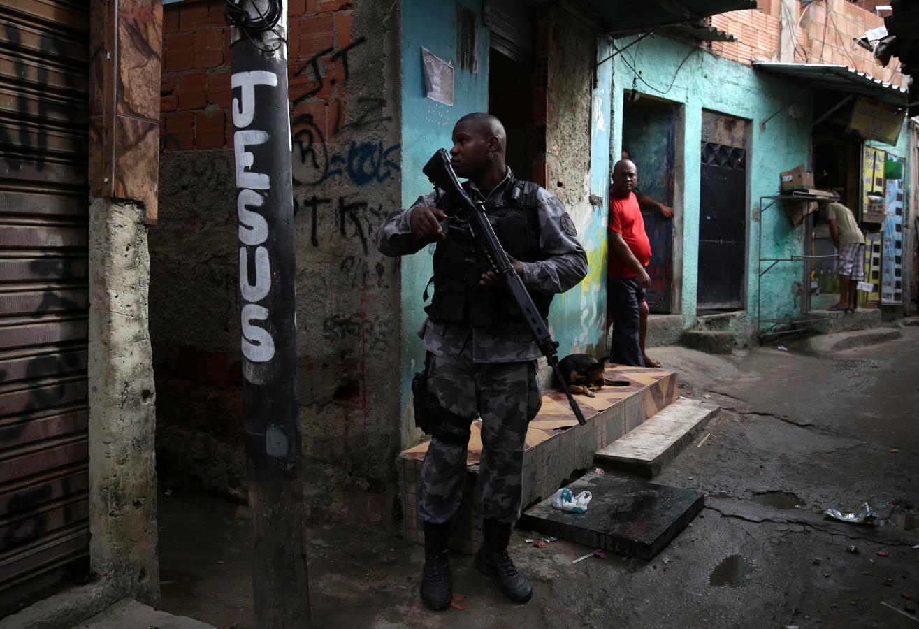 Un militar patrulla una de las calles de la favela Kelson, en Río de Janeiro. 