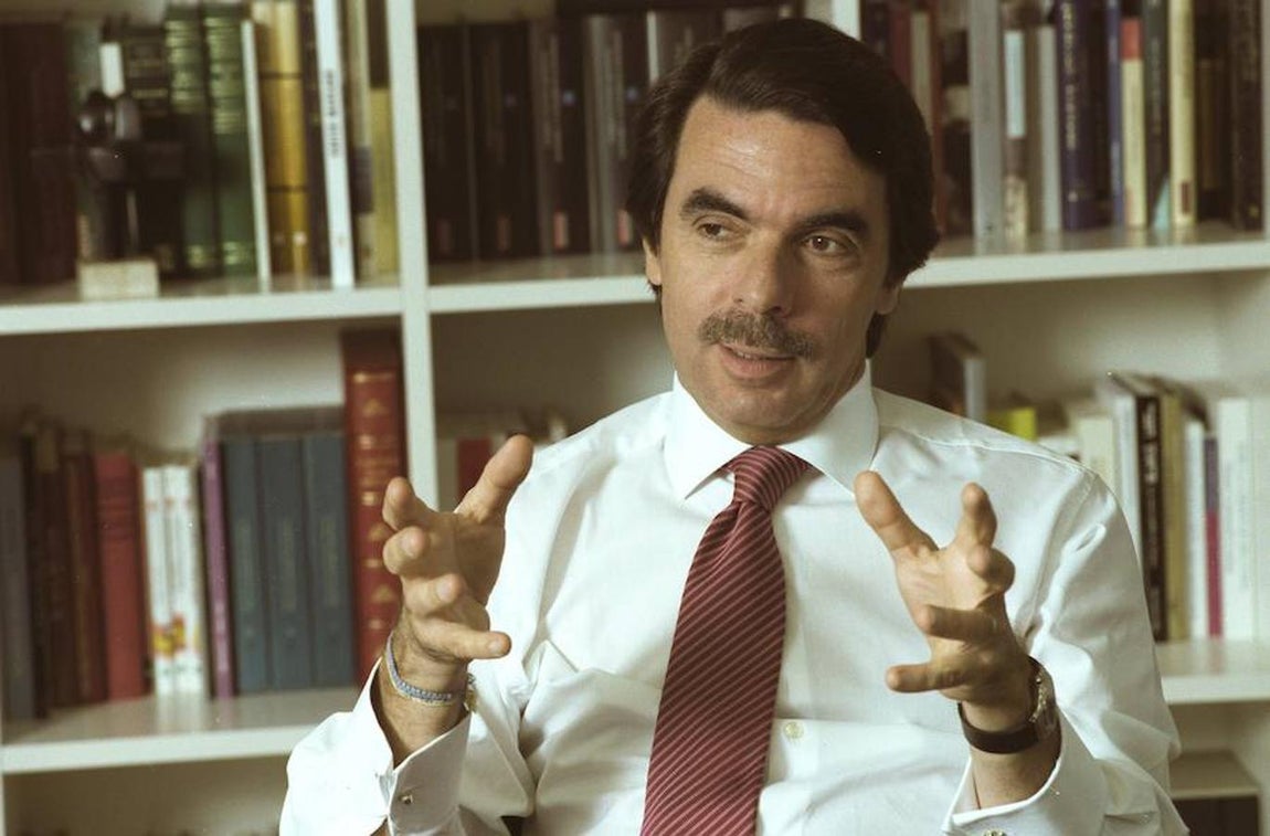 Durante su etapa como presidente del Gobierno, su bigote fue su característica física más reconocida. 