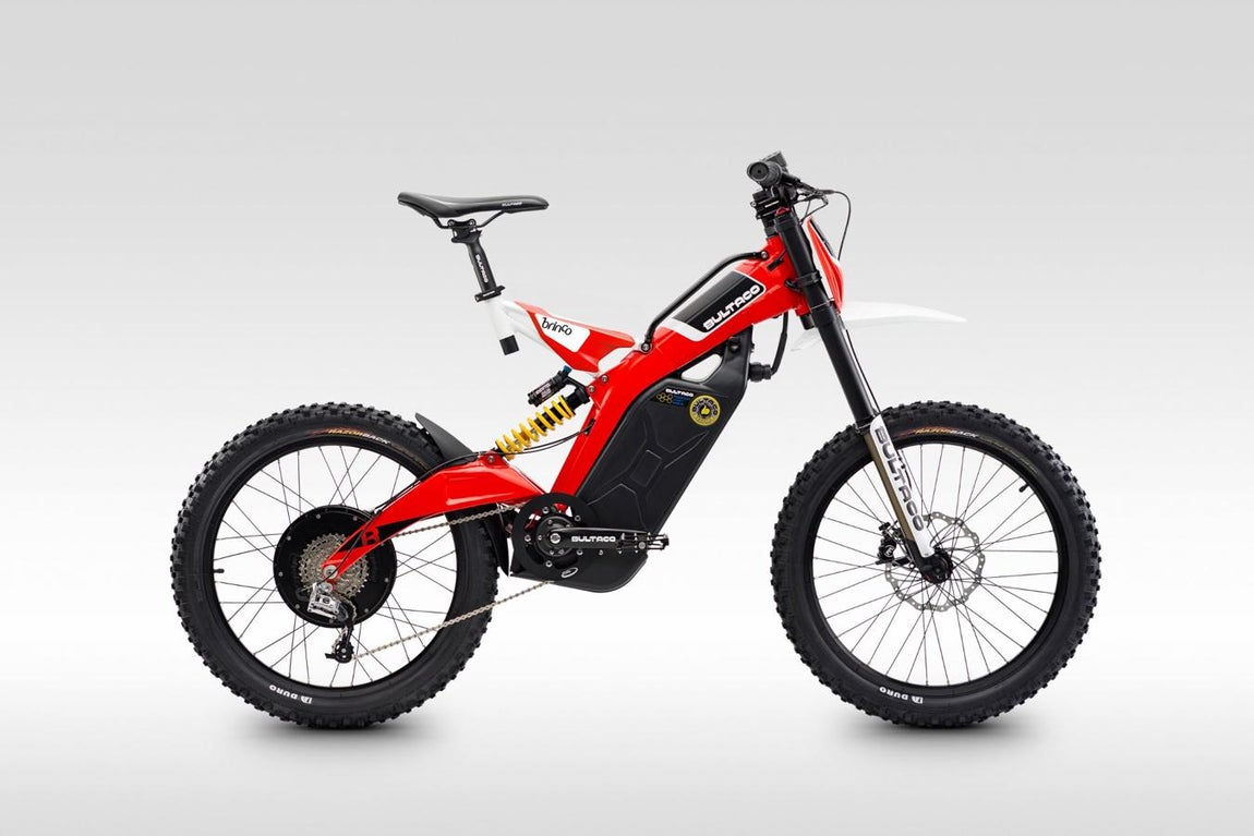 Bultaco Brinco C. Presenta una autonomía de 30 kilómetros si su uso es 100% eléctrica, o 100 kilómetros si utilizamos de manera híbrida, el motor eléctrico y los pedales. Sus principales características son la ligereza, su sencillez de funcionamiento y su fácil sistema de carga eléctrica. La batería la puedes subir a tu propio domicilio y aparcar la Brinco R en la calle o en el garaje. El peso total de la motocicleta es de tan solo 33 Kg y dispone de tres niveles de uso: Sport, Tour y Eco. Precio: 5.180 euros