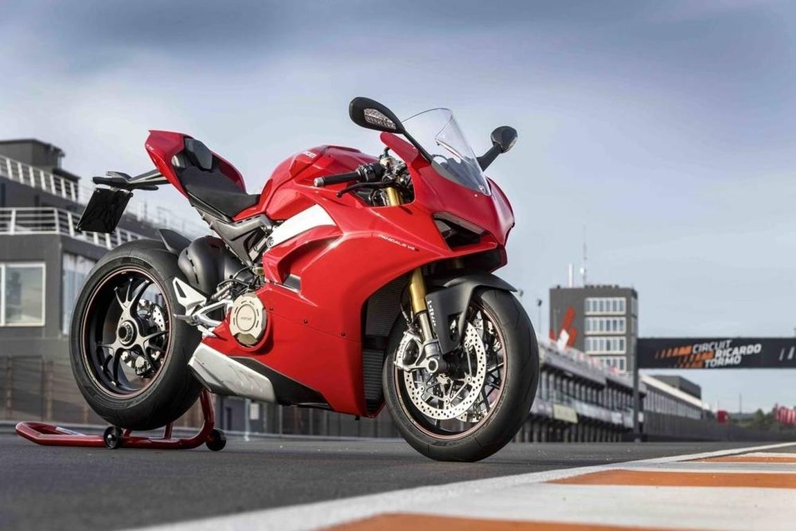 Ducati Panigale V4. Esta moto está cargada con la última tecnología, podemos elegir tres modos de gestión del motor, control de tracción, ABS y dureza de suspensión. Esta moto estrena un nuevo chasis con una rigidez óptima para trazar las curvas a la perfección. Realmente se nota que es un chasis heredado de la competición.El sonido es muy importante en este tipo de motos y se ha apostado por una marca de reconocido prestigio para dar un sonido único, el escape Akrapovic está realizado completamente en titanio