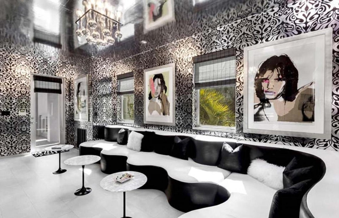 Disco Room. Cuando concibieron el «Palacio Policromo», el diseñador y su mujer contrataro los servicios del diseñador Martyn Lawrence Bullard. El artista tomó la colección de arte del diseñador y su mujer como inspiración y creó originales supergrafías con las que decoró las paredes de casi todas las estancias. En la imagen: El «Disco Room», en cuyas paredes se exhiben varias serigrafías de Andy Warhol, el retratado es Mick Jagger