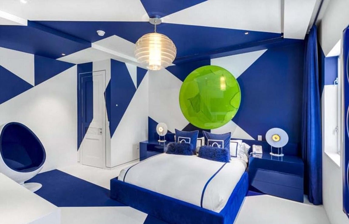 Habitación de invitados. Todas las habitaciones de invitados mantienen la línea de contrastes coloristas del resto de las estancias. Las paredes están forradas en fieltro y cada estancia está personalizada.