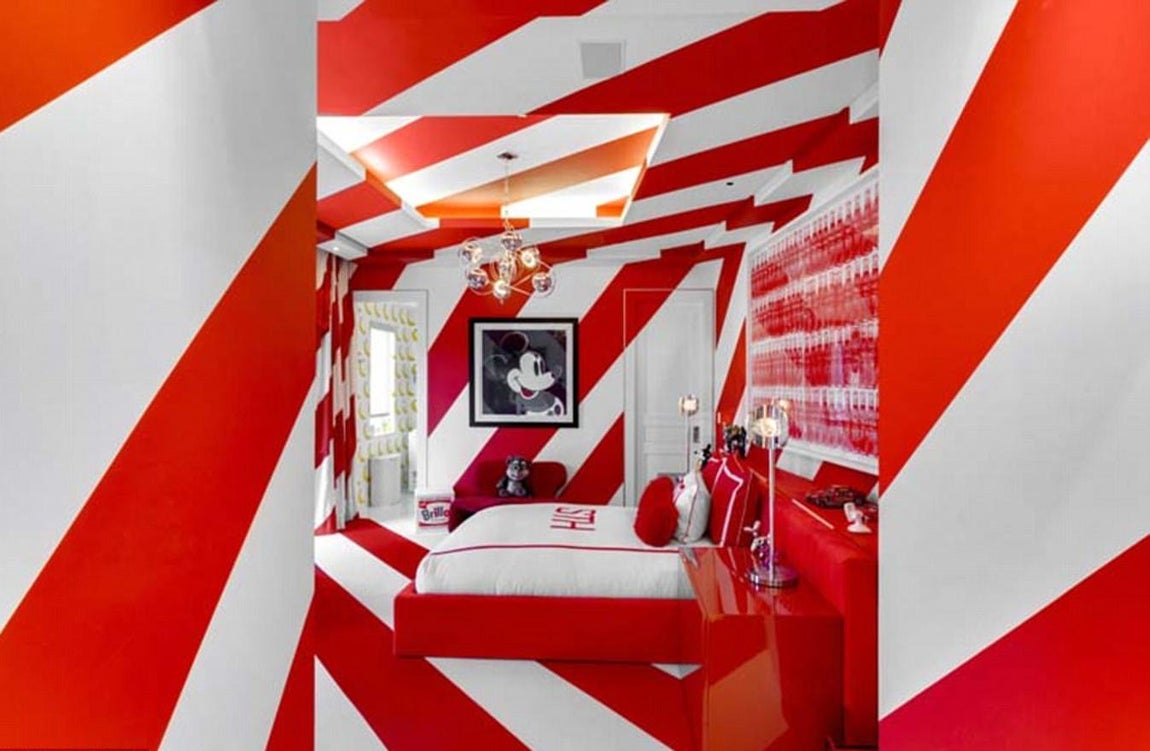 Habitación infantil. Dedicada a los más pequeños e inspirada en Disney. Mickey Mouse, uno de los iconos pop por excelencia, preside la habitación. Nada existe por casualidad las líneas rojas y blancas coinciden exactamente con las del cuadro en el que Andy Warhol plasmó al famoso ratón. La cama está tapizada por Manuel Canovas