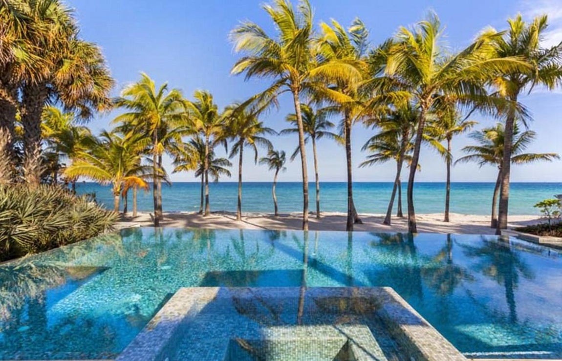 Piscina. Al otro lado, la protagonista es una enorme piscina infinita de azulejos que comunica con otra parte de la playa. En la piscina destacan las formas geométricas