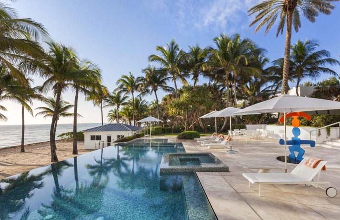 Piscina. La piscina está hecha de azulejos de bisazza, a su alrededor destacan las baldosas de vidrio. Hasta las tumbonas merecen una mención: son de Richard Schultz, para Knoll