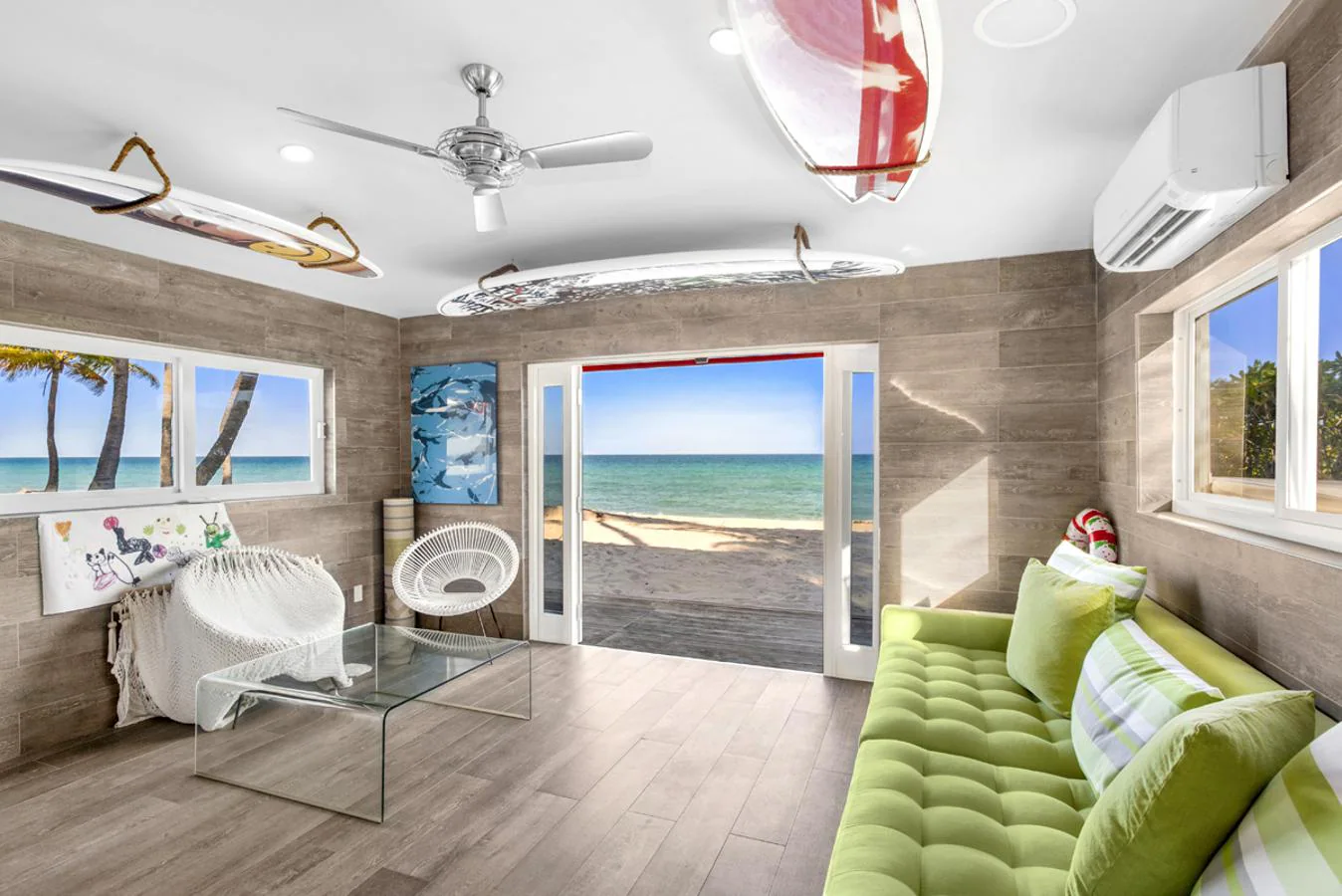 Playa privada. La vivienda incluye 10 metros de playa privada. Comunica con ella una sala con decoración tropical con motivos surferos, la playa es un rincón paradisíaco de arena blanca y agua turquesa