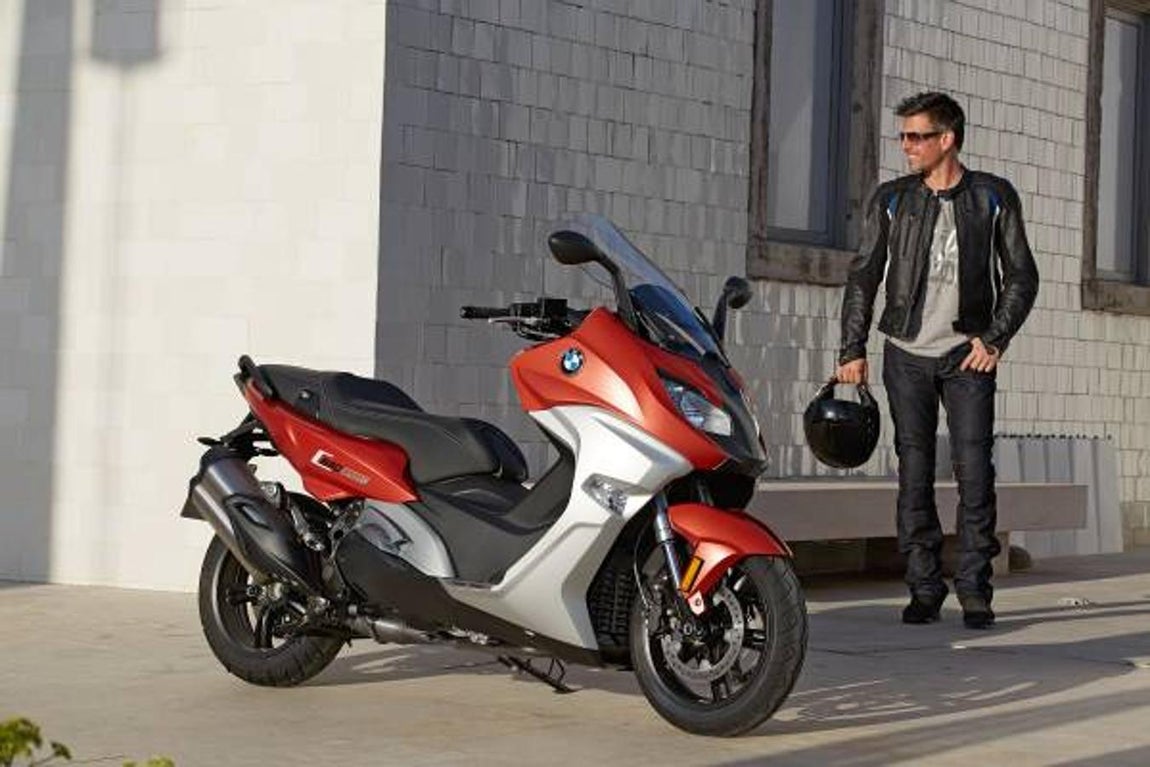 BMW C 650 Sport. El sistema de frenado también ha sido mejorado, incluye ABS y un disco delantero de 270 mm de diámetro. Para detener la C 650 Sport incluye una pinza flotante de dos pistones. El peso total es de 249 Kg y presume de una amplia autonomía gracias a su depósito de combustible de 15,5 litros. El consumo medio según el fabricante es de 4,6 litros cada 100 kilómetros. El precio de la BMW C 650 Sport es a partir de 11.550 euros y se ofrece en tres diferente colores: blanco, negro y naranja