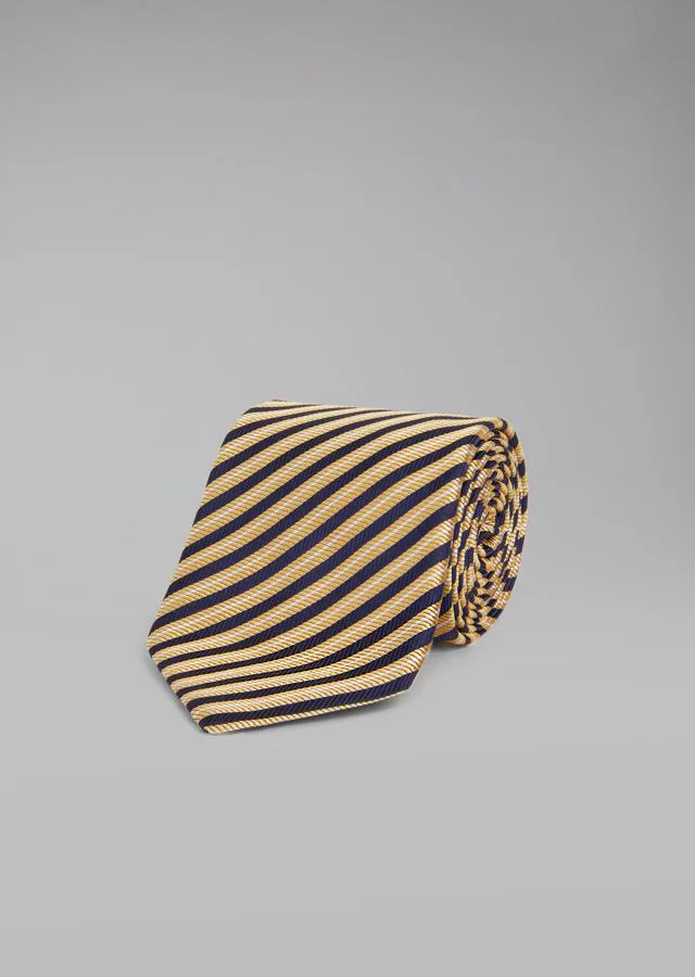 Corbata de Giorgio Armani. Corbata de raso de pura seda con estampado Regimental en tonos amarillos (Precio: 135 euros)