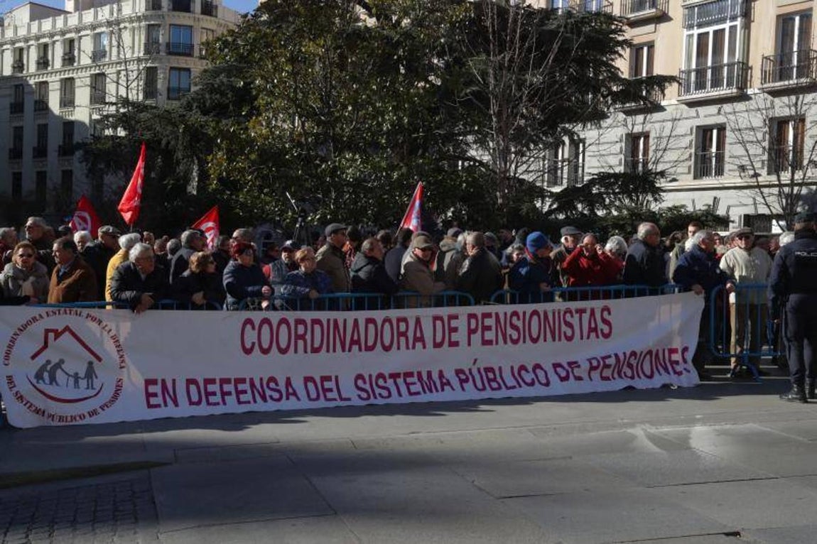 Los jubilados cortan el acceso al Congreso en su protesta por las pensiones