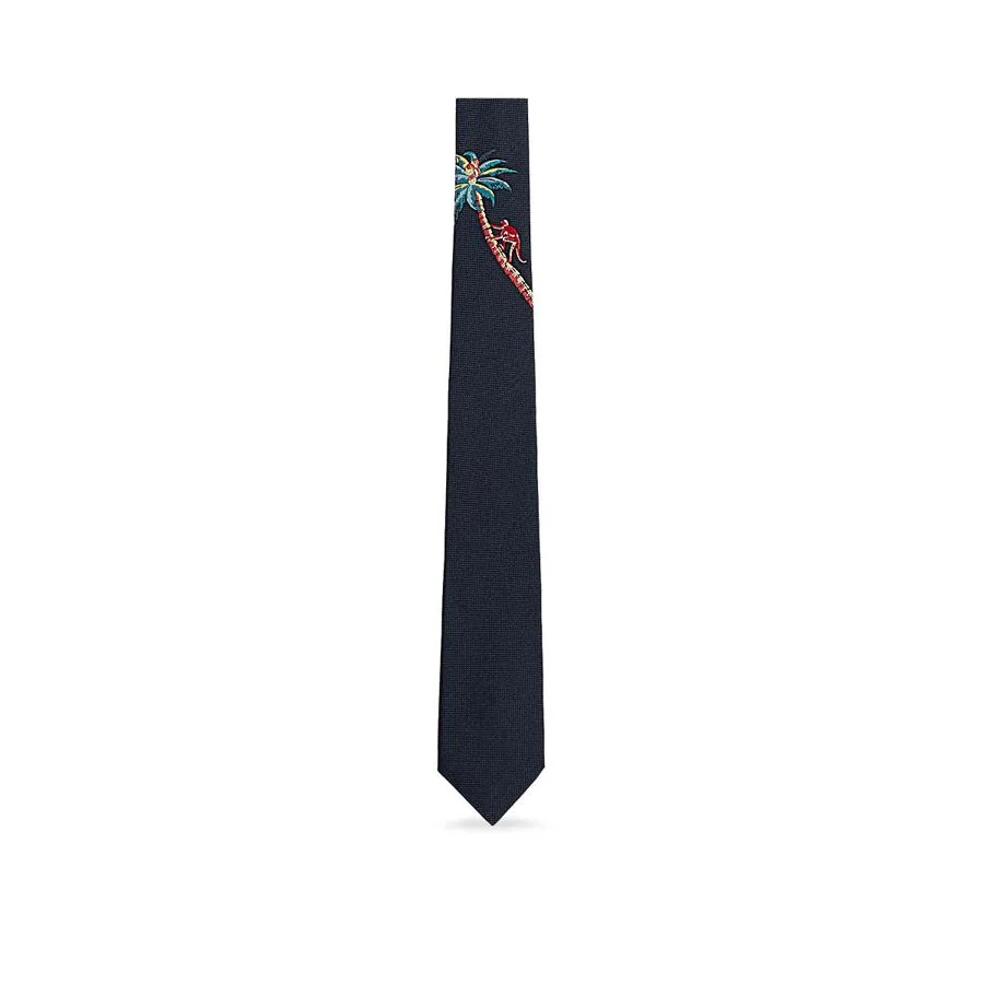 Corbata de Louis Vuitton. El motivo Palm Tree arquetípico de la temporada reviste de diversión la que sería una corbata de seda azul marino clásica (Precio: 195 euros)