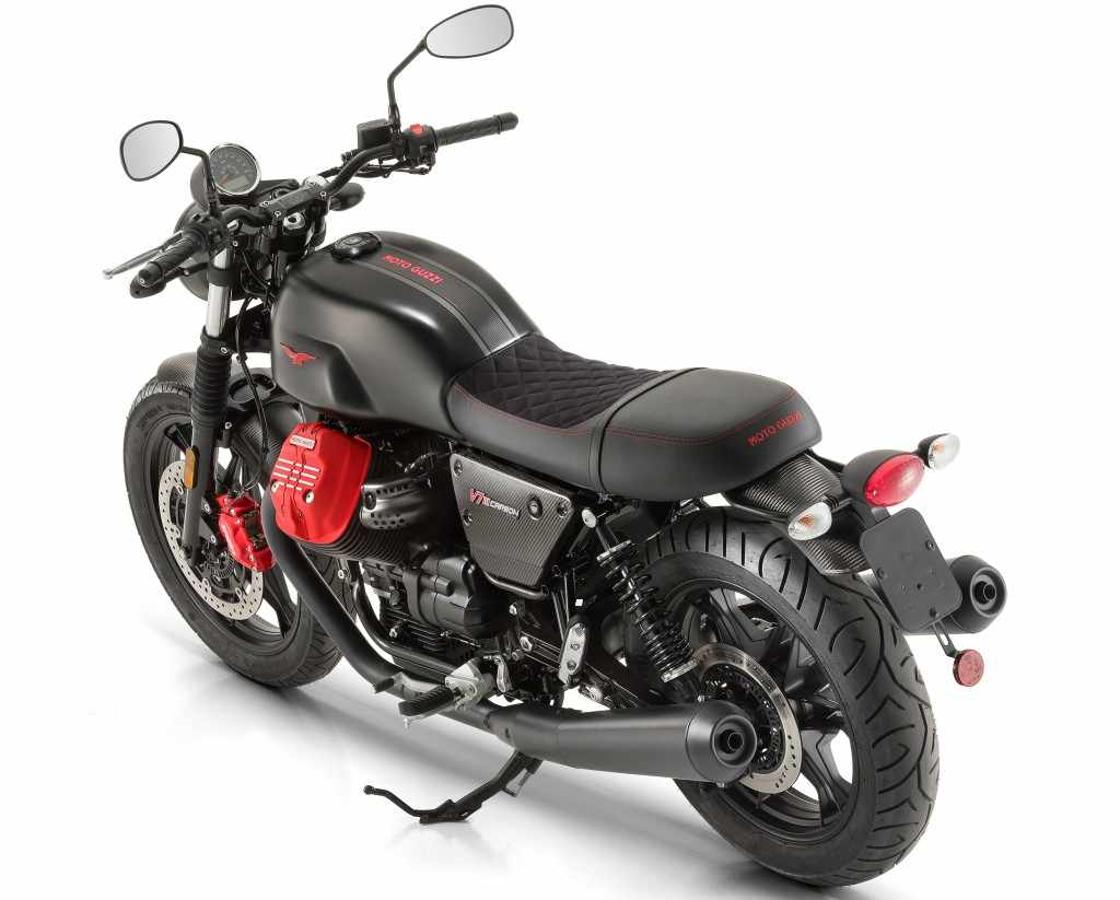 Moto Guzzi V7 III Carbon. Como era de esperar equipa el conocido bicilíndrico en posición V longitudinal de 744 cc. Esta mecánica eroga 52 CV de potencia y 60 Nm de par. Además el fabricante ofrece una versión limitada para poderla conducir con carnet A2