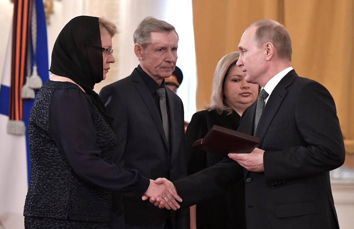 Rusia celebra la fiesta del Defensor de la Patria. Putin ha condecorado de forma póstuma al piloto ruso Román Filípov, que murió en Siria a principios de febrero cuando su avión SU-25 fue abatido por los yihadistas.