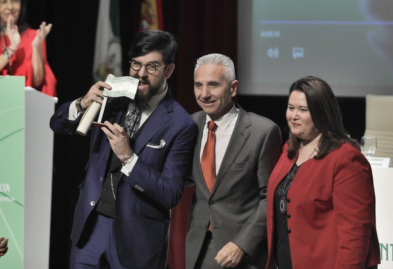 Miguel Ángel Vázquez y Esther Gil le dieron su bandera al humorista Manu Sánchez