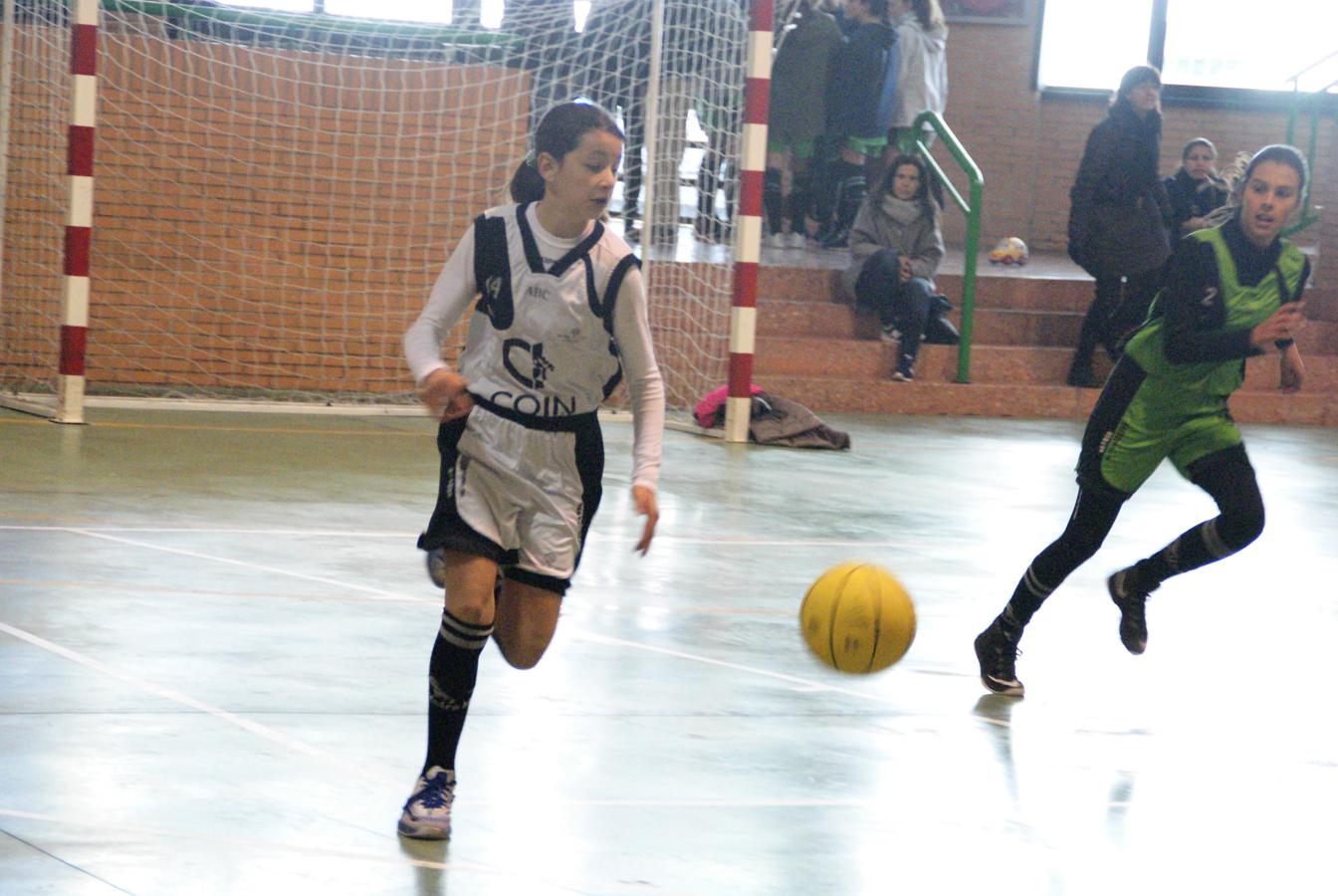 Las mejores imágenes del encuentro de baloncesto alevín femenino entre COIN &quot;A&quot; y Sagrada Familia Jorge Juan