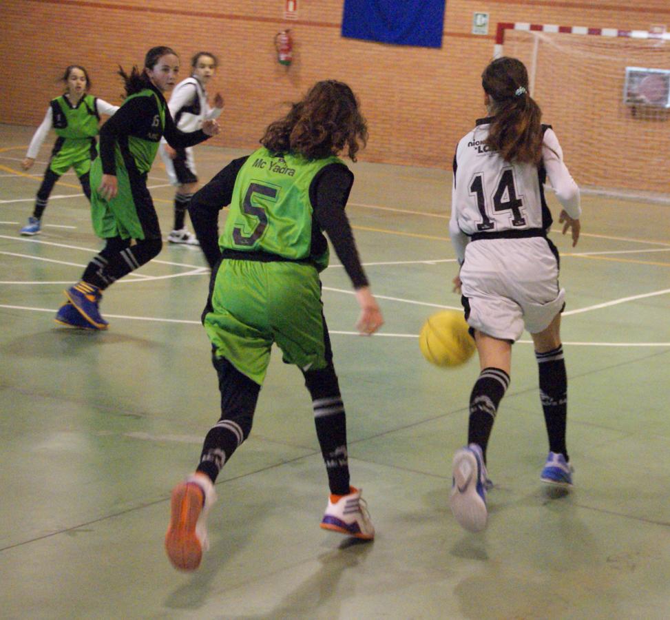 Las mejores imágenes del encuentro de baloncesto alevín femenino entre COIN &quot;A&quot; y Sagrada Familia Jorge Juan