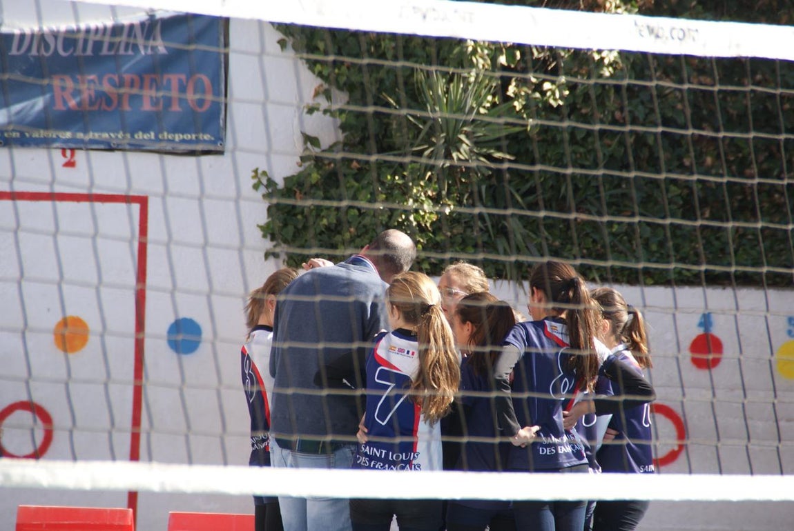 Las mejores imágenes del partido de voleibol alevín entre San Eulogio y Saint Louis des Français &quot;A&quot;