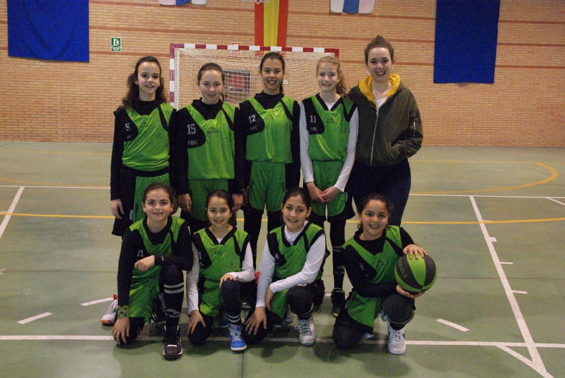 Las mejores imágenes del encuentro de baloncesto alevín femenino entre COIN &quot;A&quot; y Sagrada Familia Jorge Juan