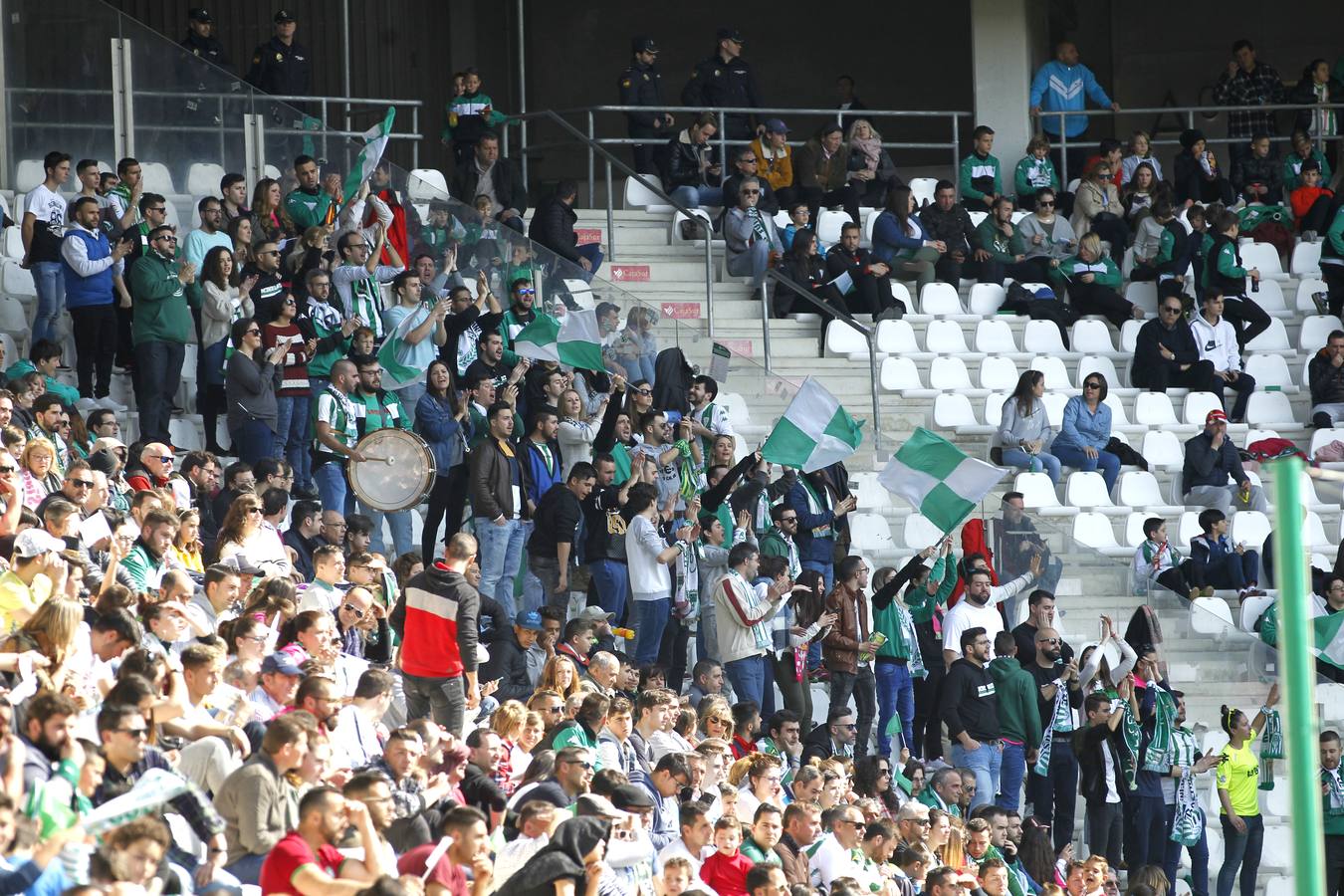 El ambiente en las gradas de El Arcángel, en imágenes