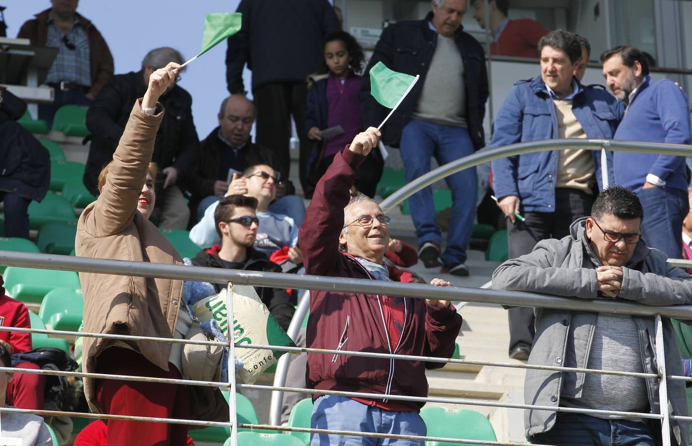 El ambiente en las gradas de El Arcángel, en imágenes