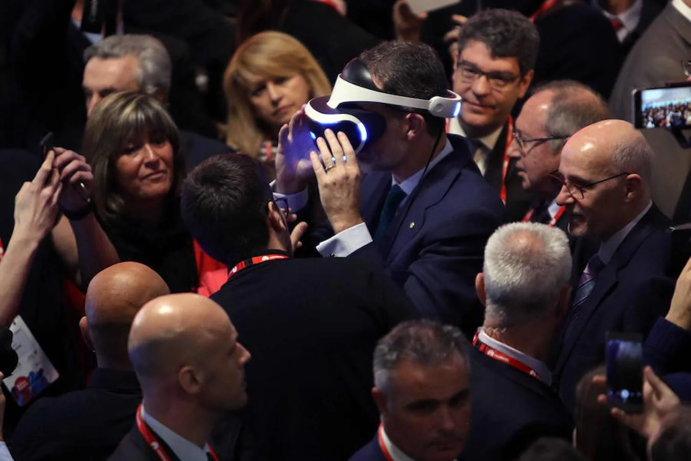 El Rey Felipe VI se ajusta unas gafas de realidad virtual durante la inauguración del MWC (Mobile World Congress), la mayor cita mundial de la tecnología móvil, que se celebra desde hoy y hasta el próximo jueves. 