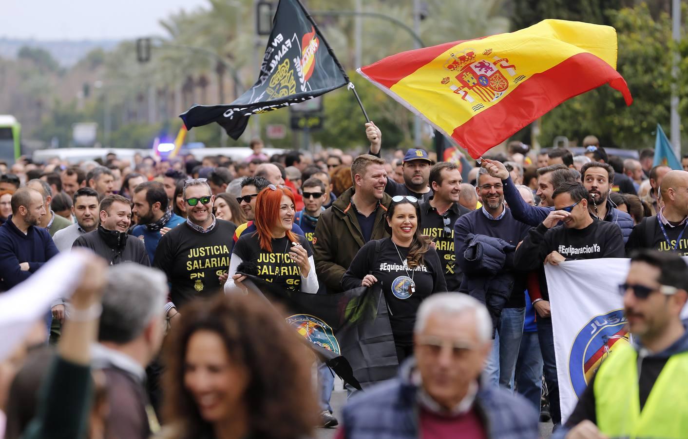 La manifestación de Córdoba por la equiparación salarial de policías y guardias civiles, en imágenes