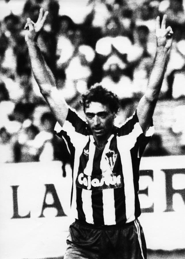 Quini saluda en su partido homenaje, disputado ante el Real Madrid. 