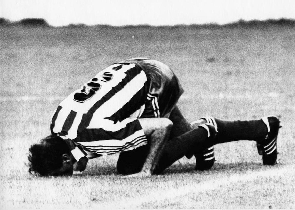 El jugador asturiano besa el césped del Molinón en su adiós al Sporting. 