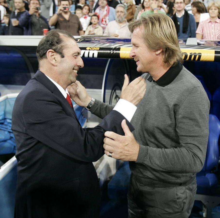 Quini saluda a Schuster durante un partido ante el Real Madrid. 
