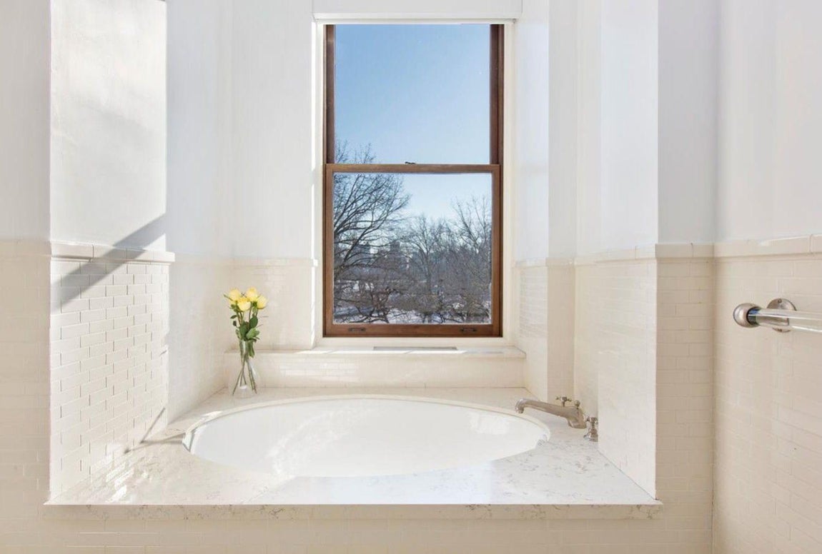 Cuarto de baño. Es un auténtico rincón de capricho, tiene un baño de vapor para desconectar y una bañera independiente estratégicamente situada al lado de una ventana. Es redonda e ideal para darse un baño de espuma con vistas