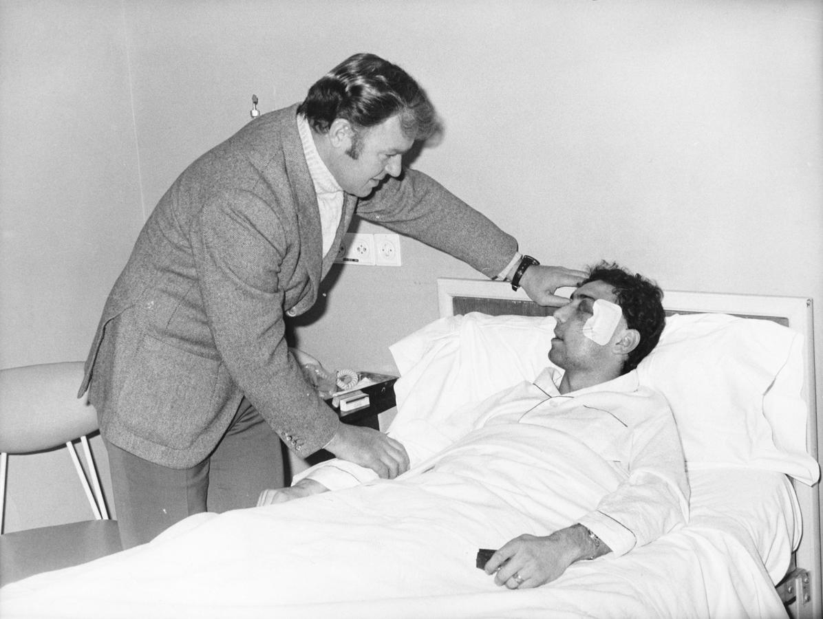 Kubala visita a Quini en el hospital tras ser intervenido por la lesión que sufrió en Inglaterra en el partido internacional ante el combinado de Irlanda del Norte, en 1972. 