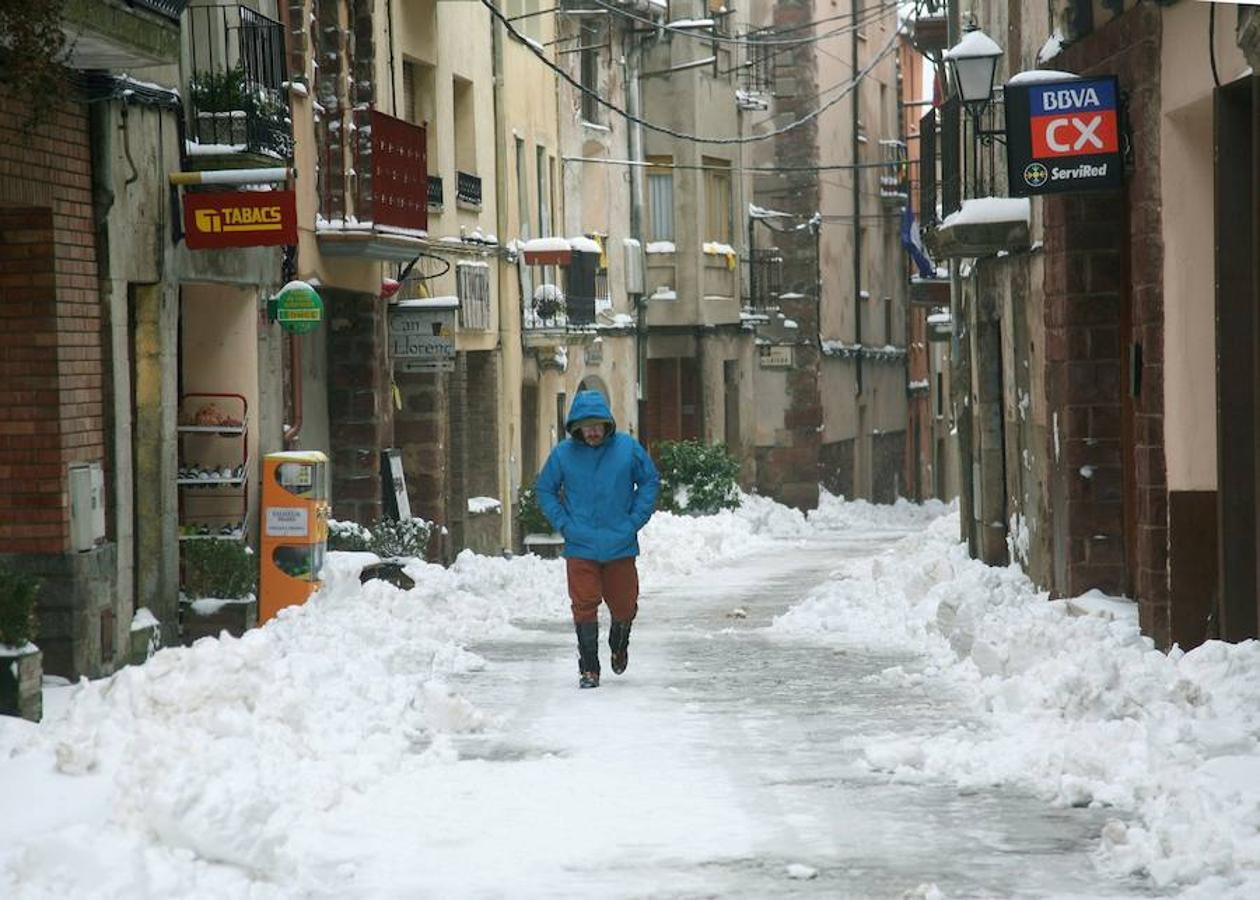 Cataluña se tiñe de blanco con la mayor nevada del invierno