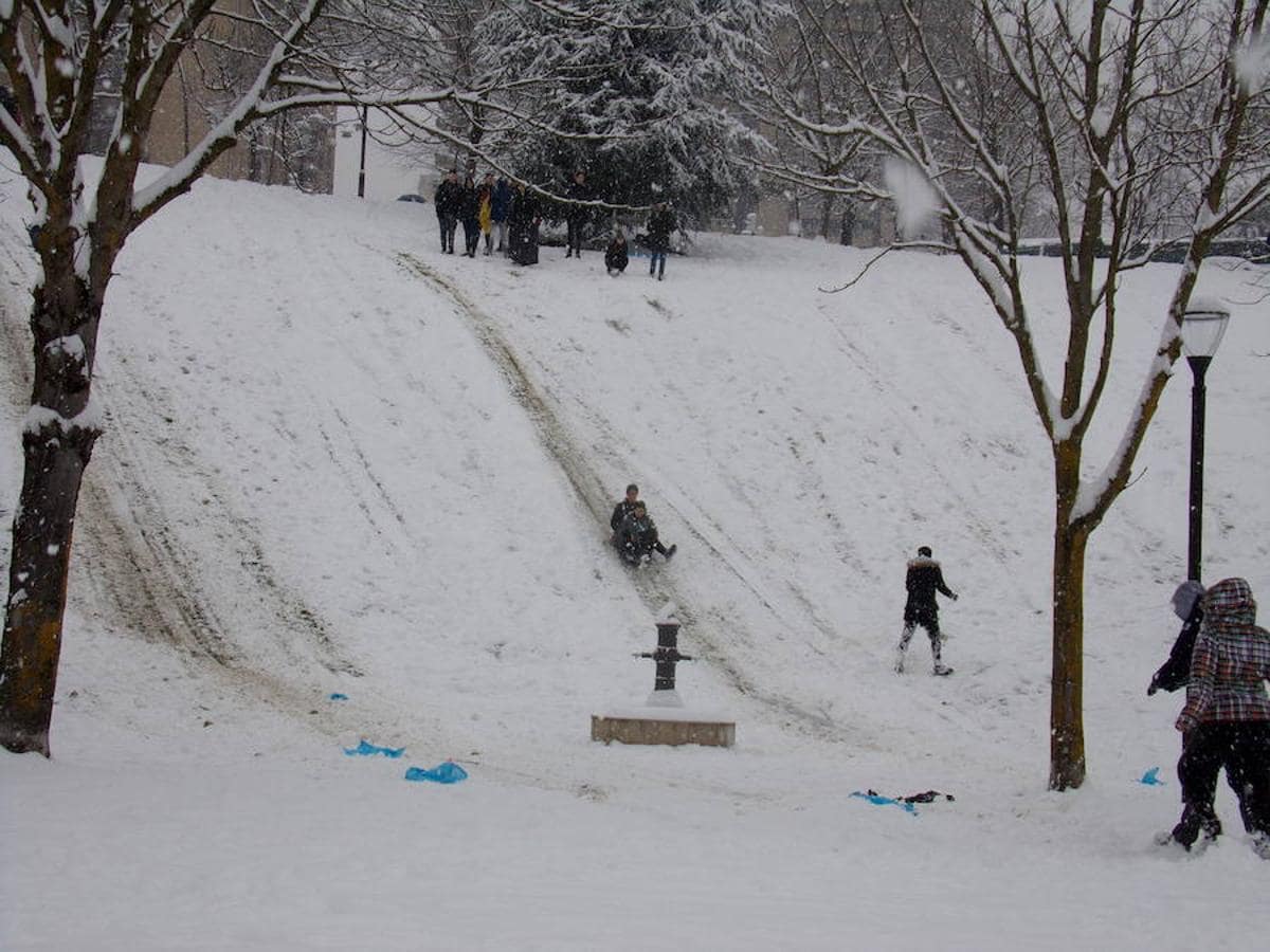 Los jóvenes han aprovechado el cierre de colegios e institutos para divertirse con la nieve. 