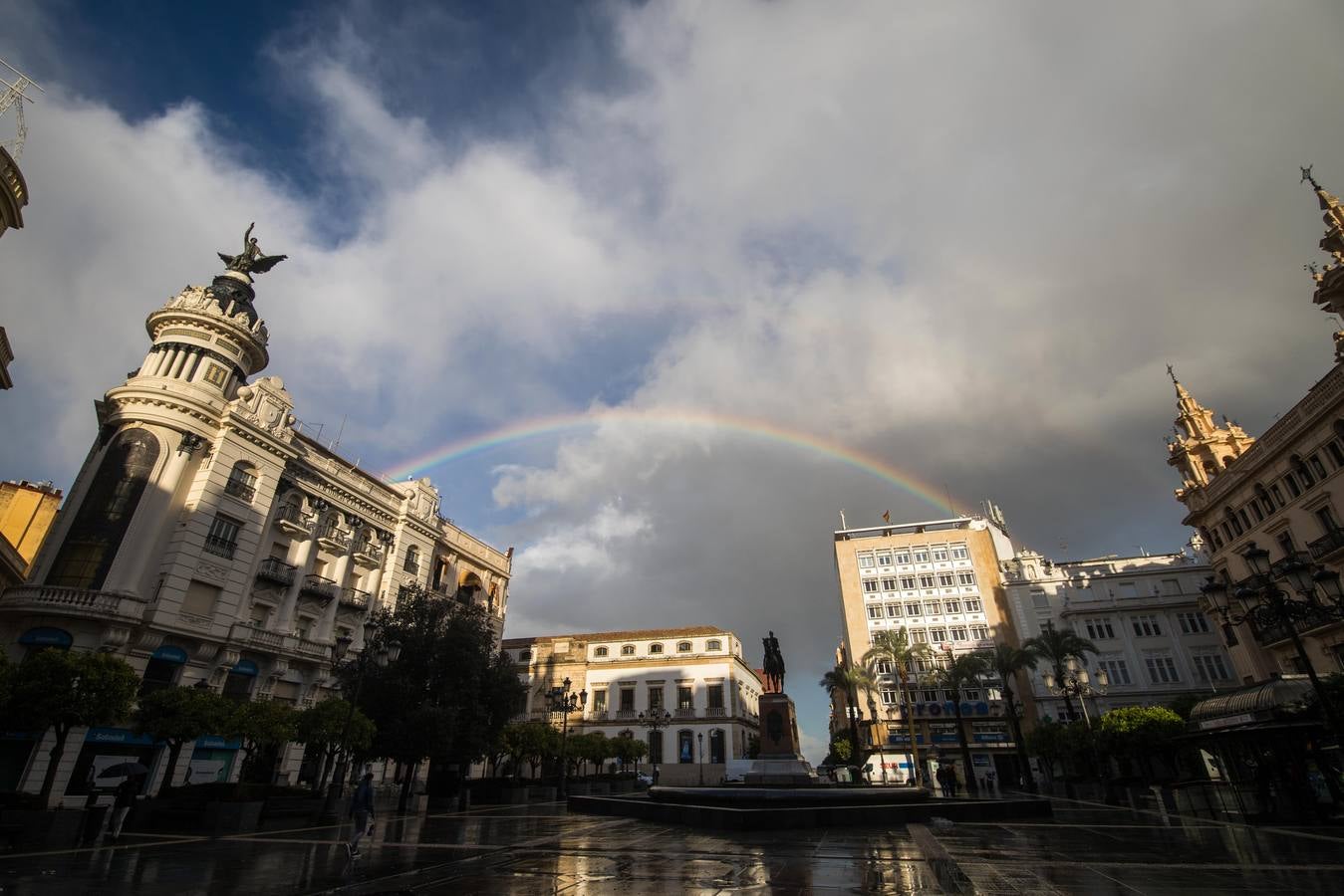 Arco iris en la plaza de las Tendillas. 