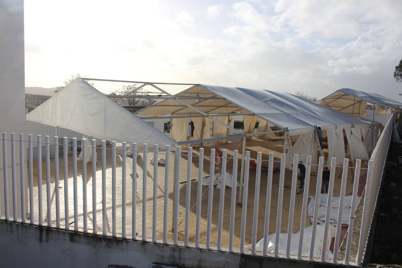 Carpa destrozada en Aguilar de la Frontera. 