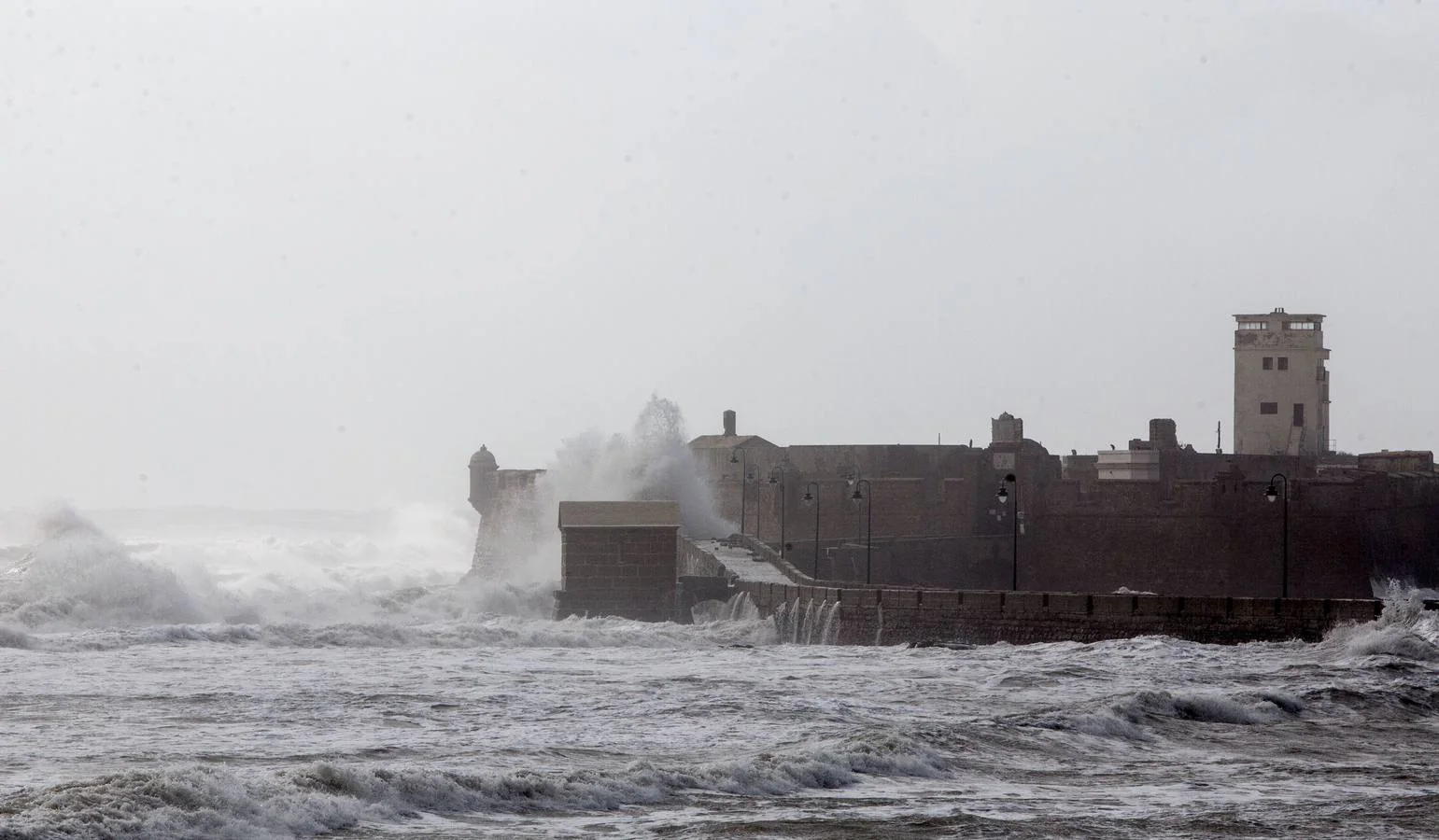 La tormenta &#039;Emma&#039; provoca que el mar se trague parte del litoral de la provincia