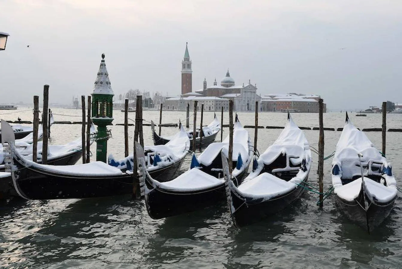 Góndolas cubiertas nieve en la Plaza San Marcos de Venecia.. 